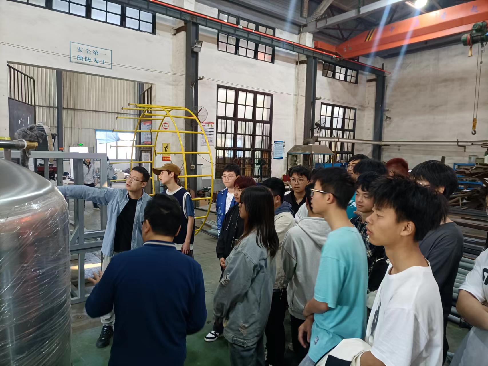 湖南工程学院近200名学生来PG电子官方认知实习
